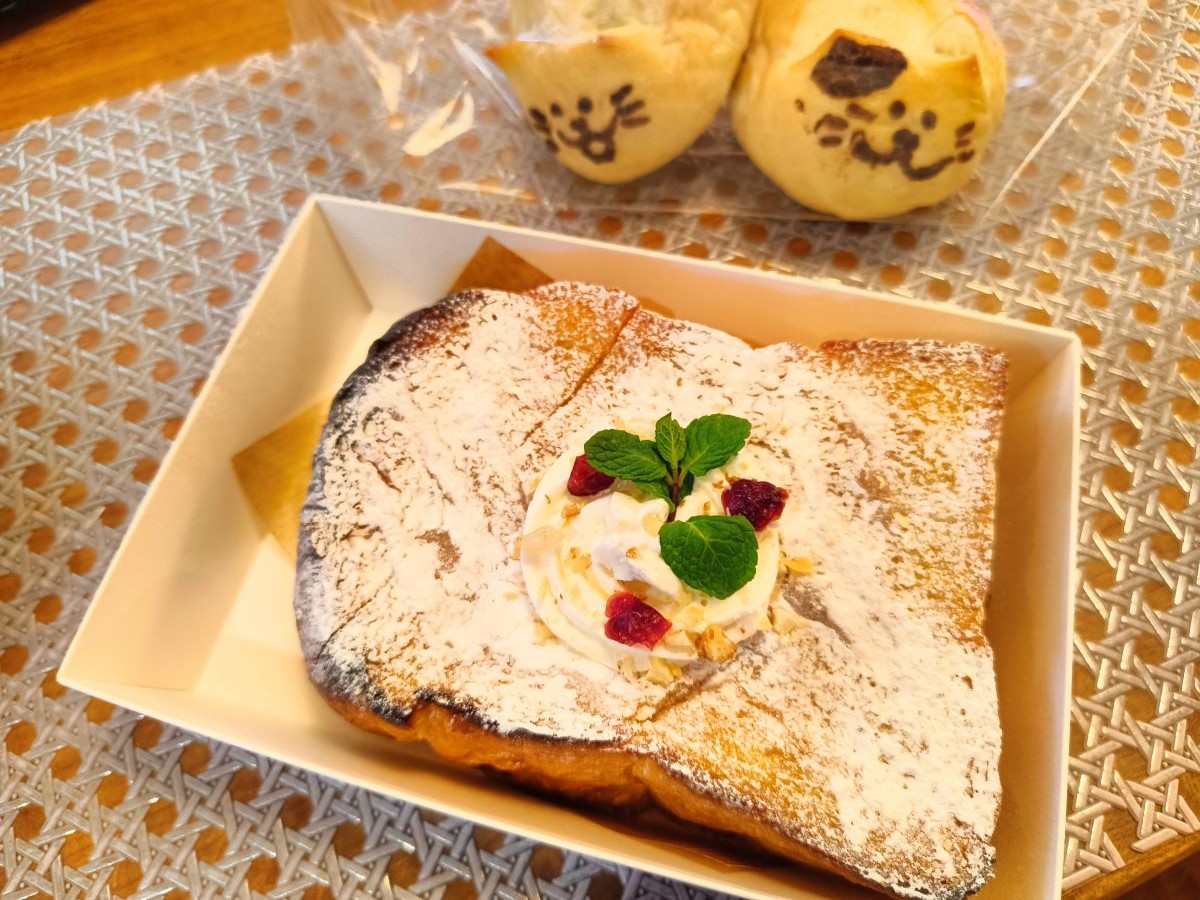 ▲ハニートースト（土日限定・税込486円）厚切り食パンにバターとはちみつをたっぷり染み込ませて焼き上げ。外サクッと中しみしみの贅沢仕立て