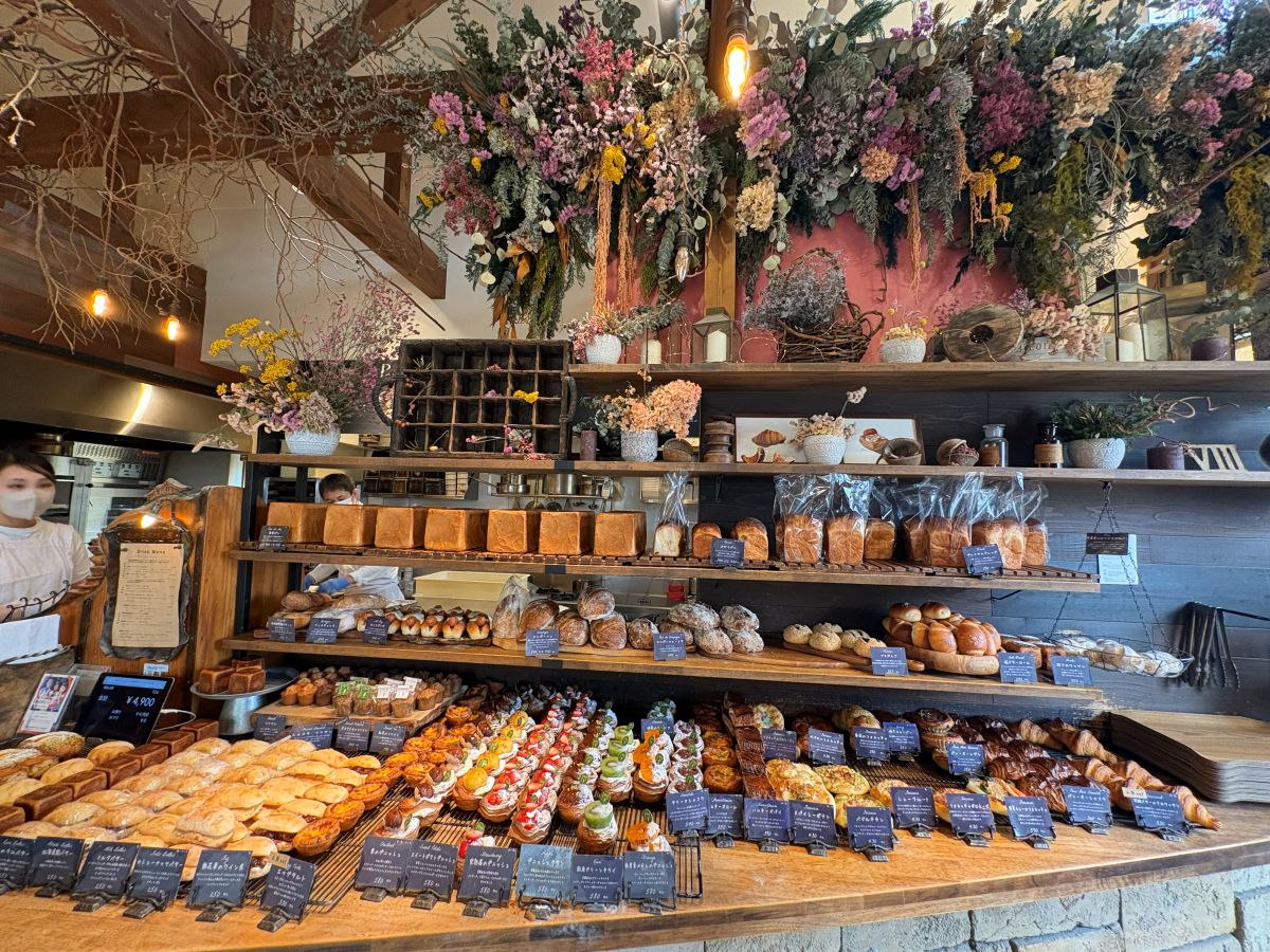 もう他では満足できない!たまプラーザ『丘の上のパン屋』で出会う究極のパリとろエッグタルト