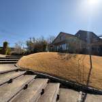 ▲絵本の世界が現われたような、高台に佇む美しい外観