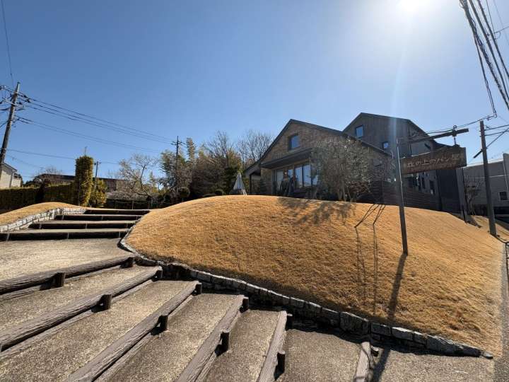 ▲絵本の世界が現われたような、高台に佇む美しい外観