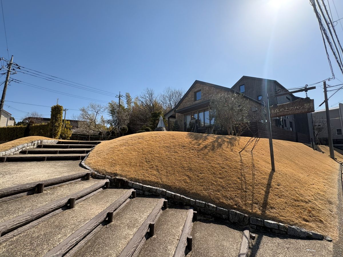 ▲絵本の世界が現われたような、高台に佇む美しい外観