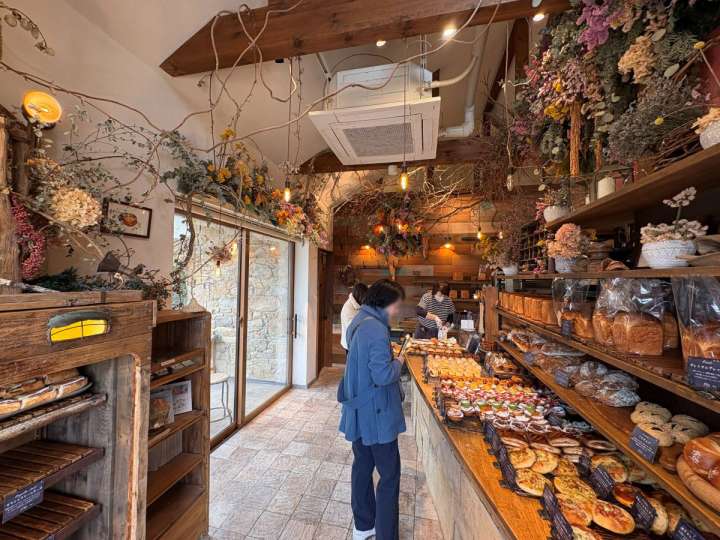 ▲アンティークとドライフラワーが調和する幻想的な空間