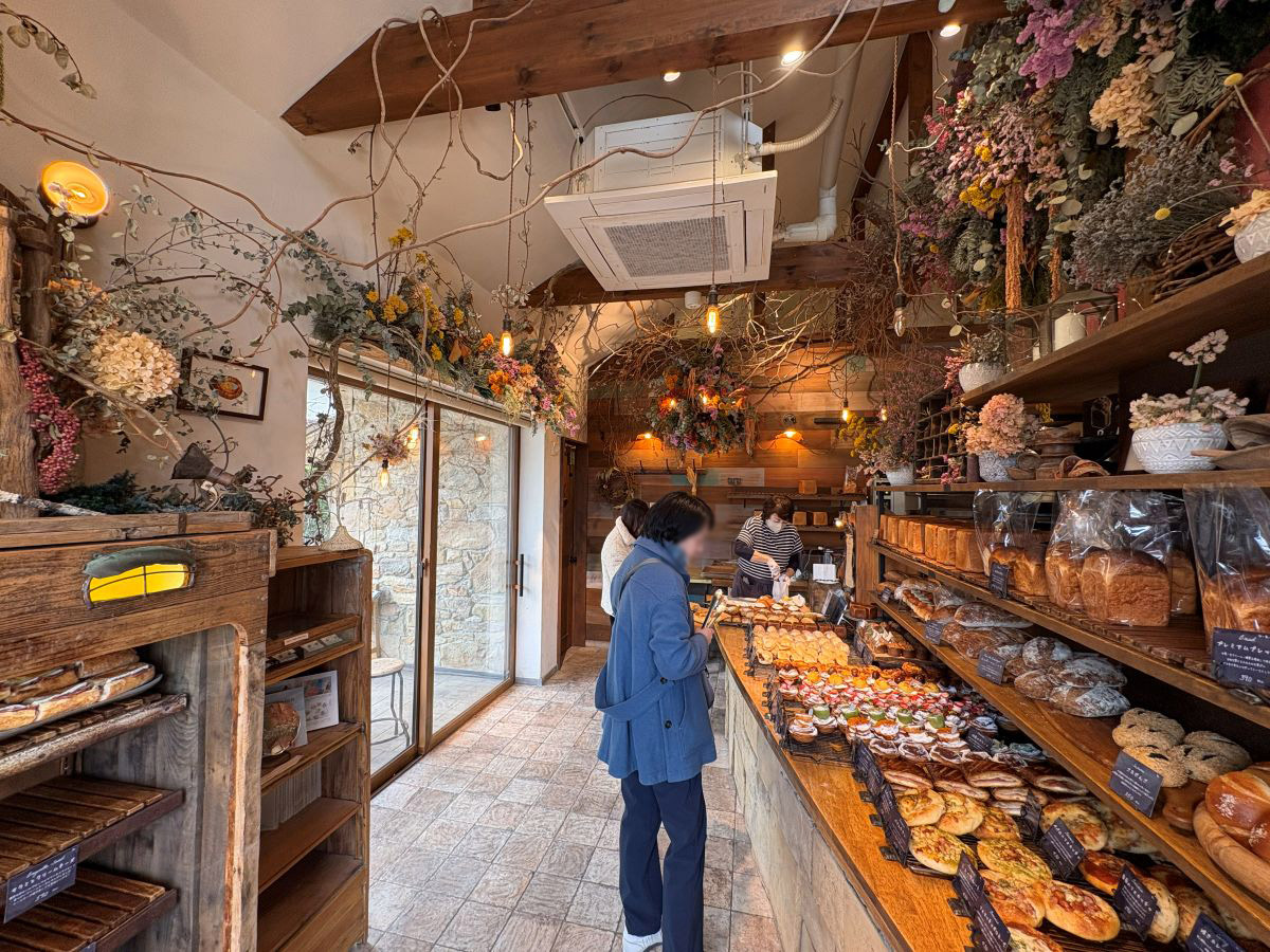 ▲アンティークとドライフラワーが調和する幻想的な空間