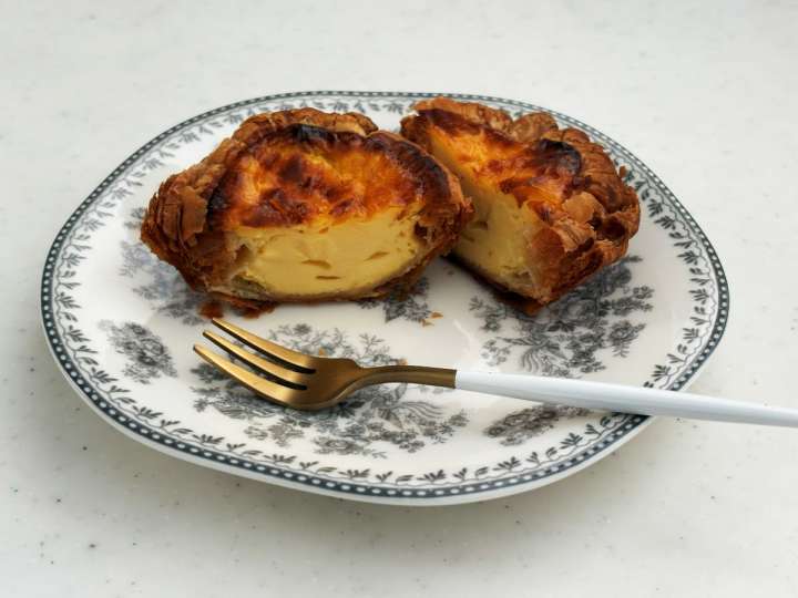 ▲一度食べたら最後。一番人気の「エッグタルト」330円