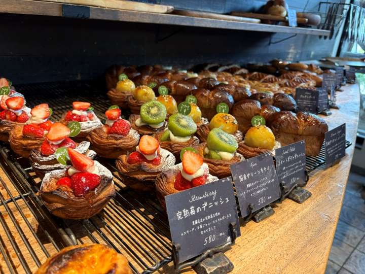 ▲宝石のような旬のフルーツが彩る贅沢デニッシュ