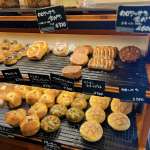 ▲店内は広くありませんが、棚いっぱいに美味しそうなパンが並んでいます