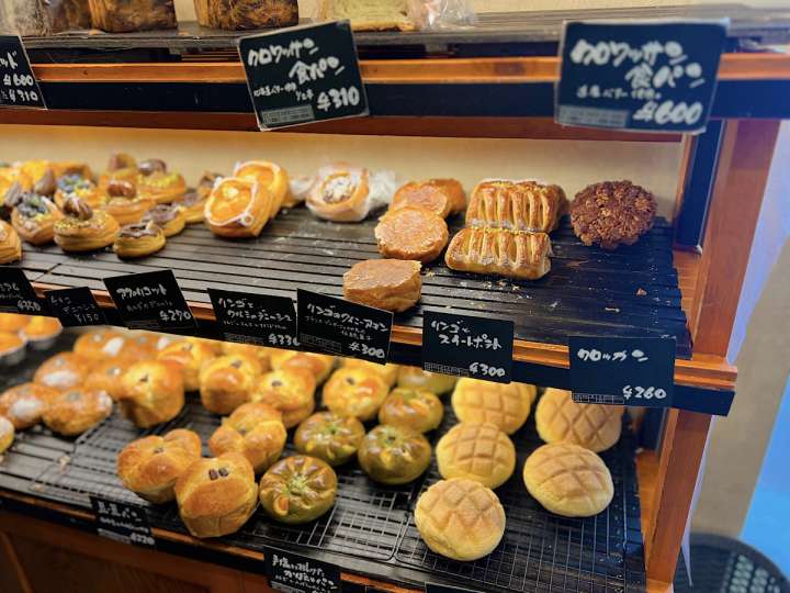 ▲店内は広くありませんが、棚いっぱいに美味しそうなパンが並んでいます