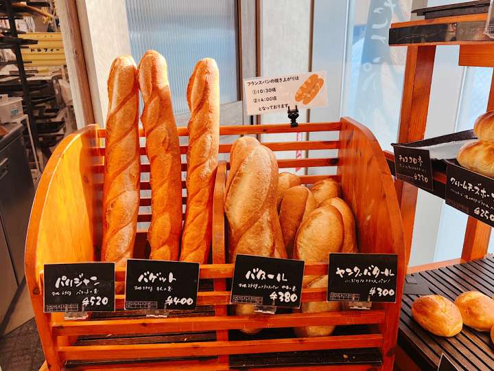 ▲フランスパンの焼き上がりは1日2回。値段は大きさによって300円〜520円