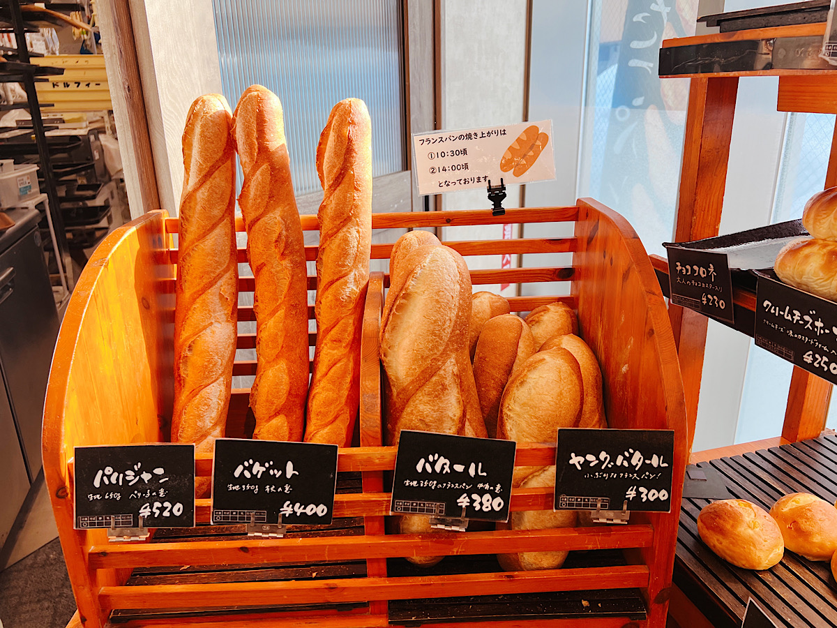 ▲フランスパンの焼き上がりは1日2回。値段は大きさによって300円〜520円