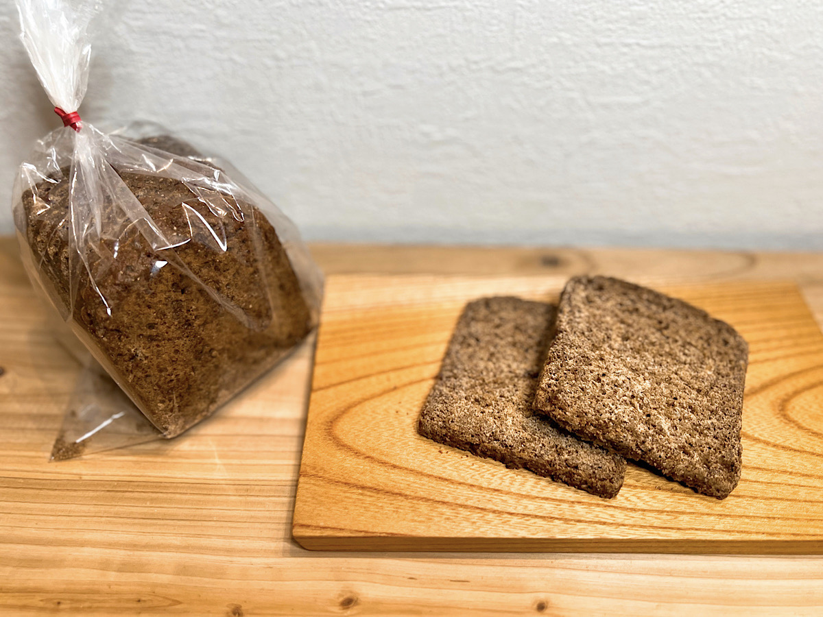 ▲焼成に16時間以上の時間をかけるこのパンは、食物繊維が豊富。トーストにしても美味しい。ハーフサイズ610円