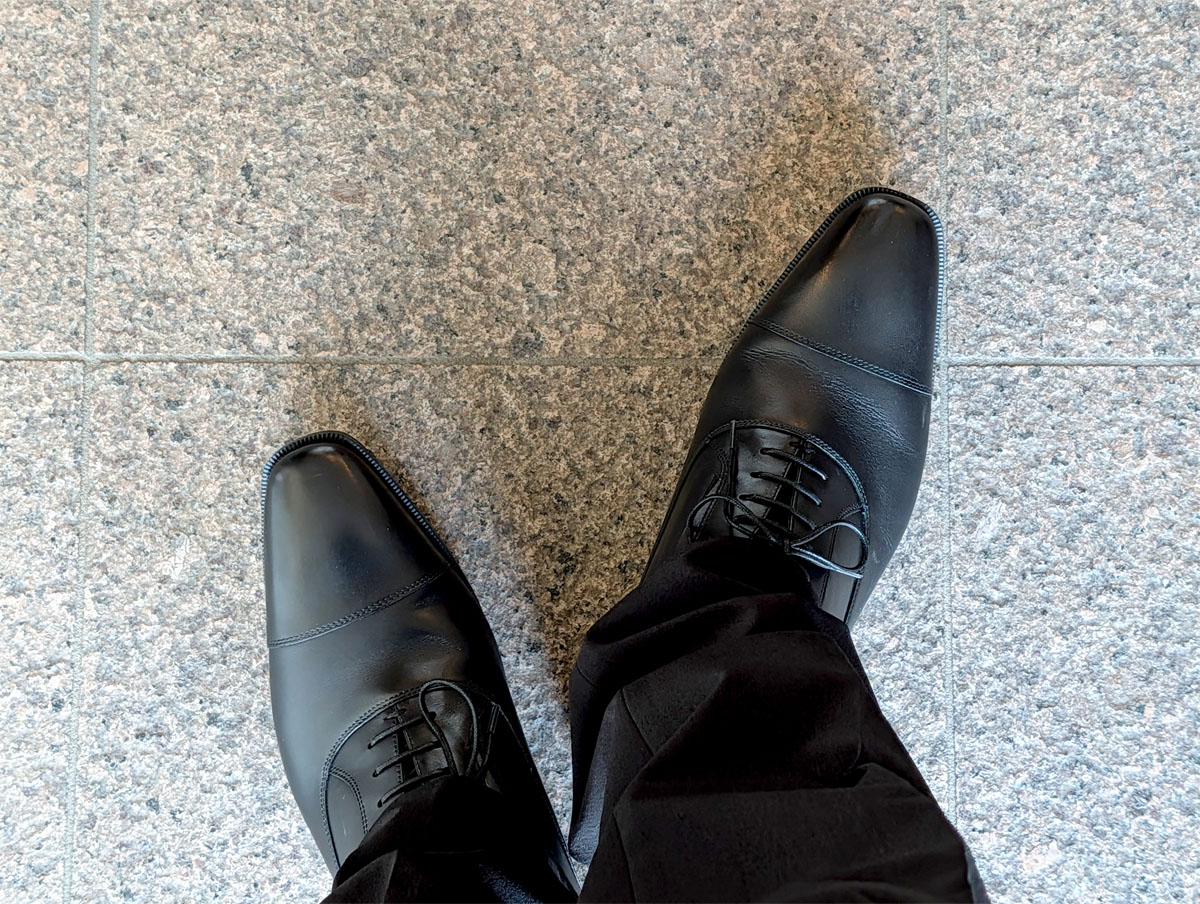 年数回しかスーツを着ない男の足元事情。やっぱり革靴履かなきゃダメですよね