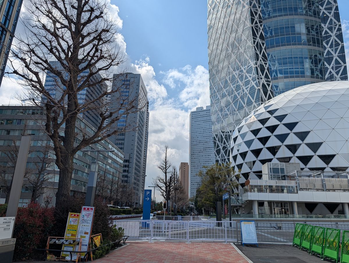 ライカか、それともAIか。最強「スマホカメラ」はどっちだ