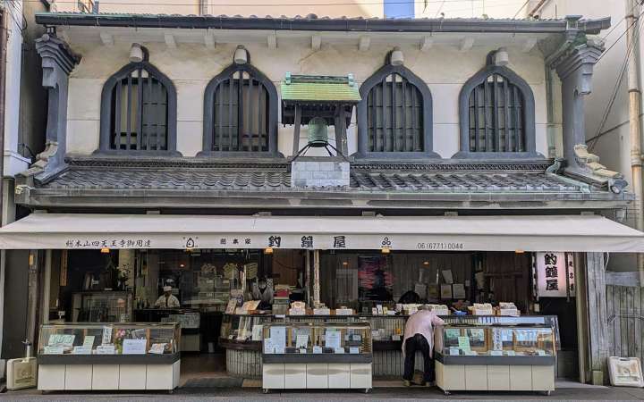 ▲重要文化財に指定されている「石の鳥居」から徒歩1分