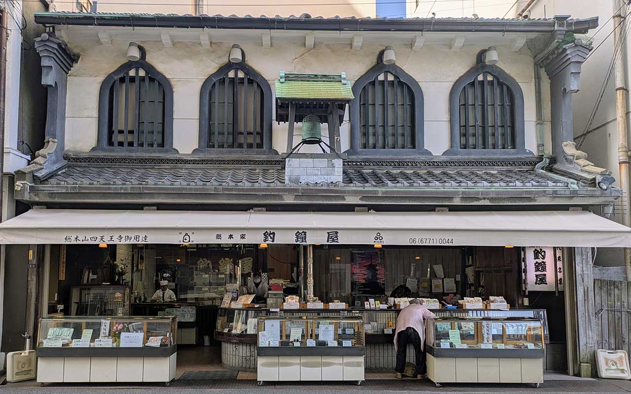 ▲重要文化財に指定されている「石の鳥居」から徒歩1分