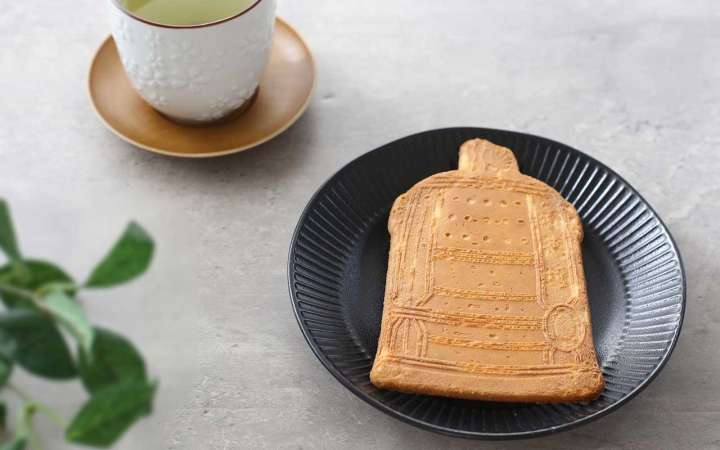 ▲手のひらサイズの大きなせんべい