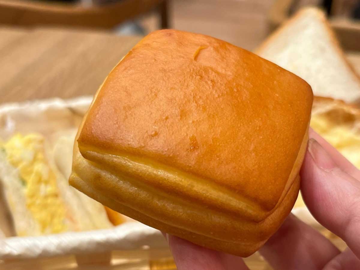 ▲「ミルクパン」（1個98円、税込）。30年以上愛される人気No.1