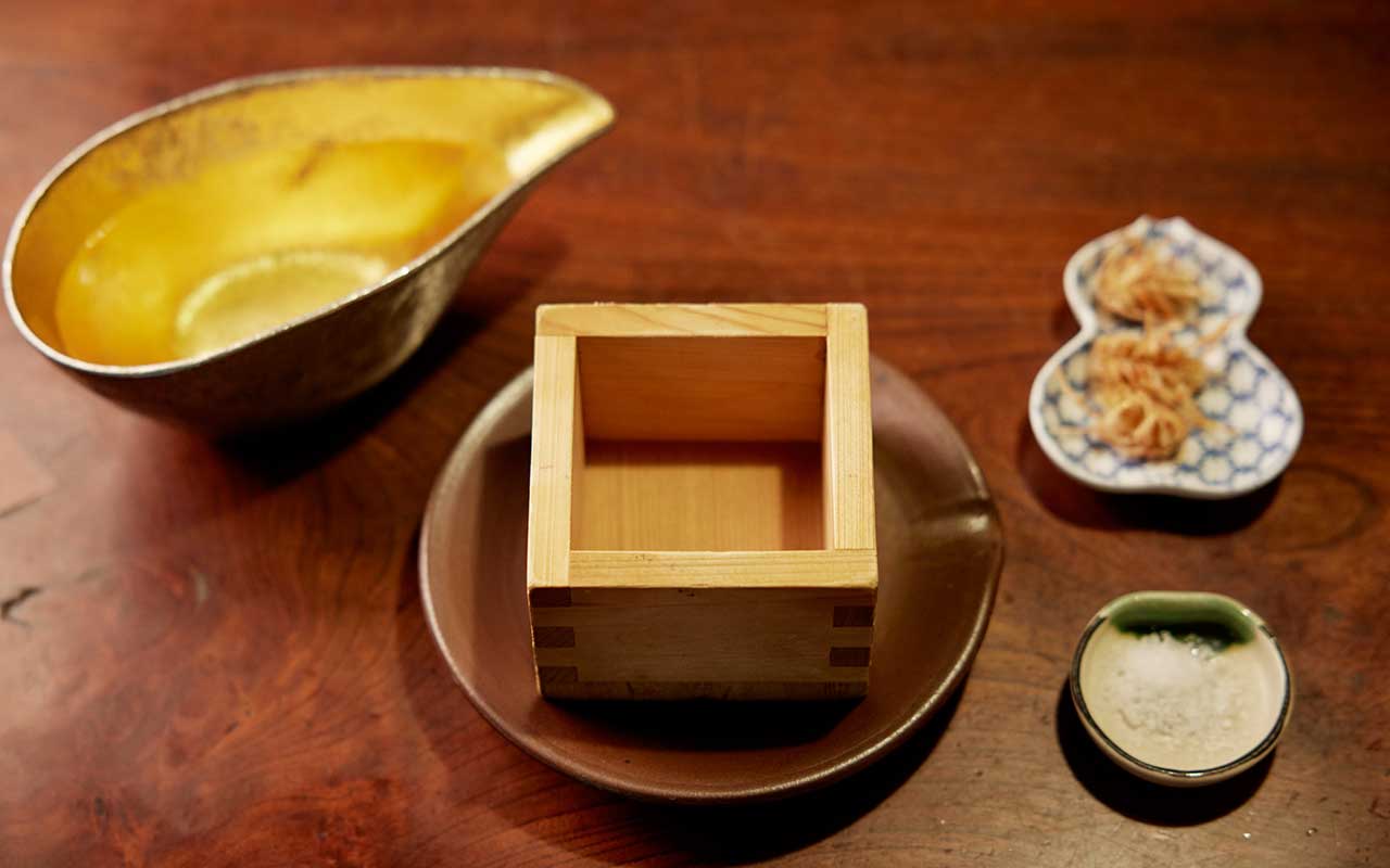 【小宮山雄飛 蕎麦呑みの名店】昼下がりに白金『利庵』へ。升酒で始める蕎麦前の悦楽