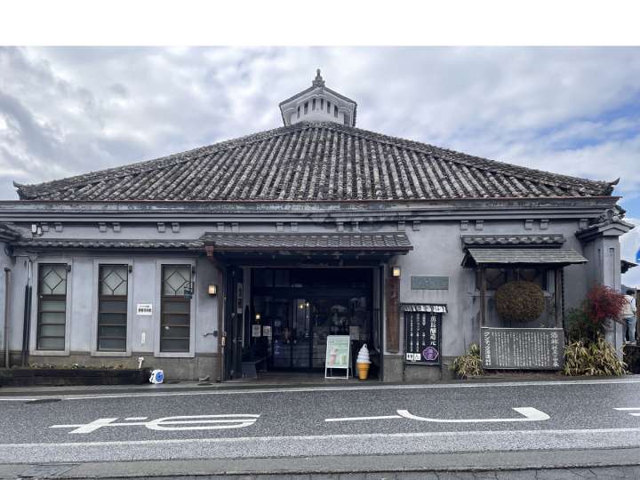 ▲酒蔵のショップでは日本酒の試飲や飲み比べができます