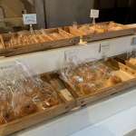 ▲常時5~6種のパン。店内でイートインもできます