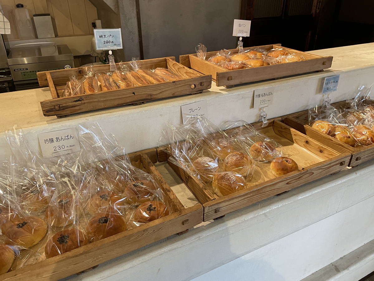 ▲常時5～6種のパン。店内でイートインもできます