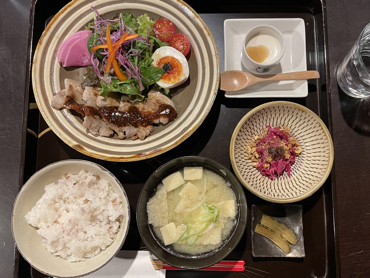 ▲潔く一種類のランチメニューは一汁三菜にスイーツが付きます