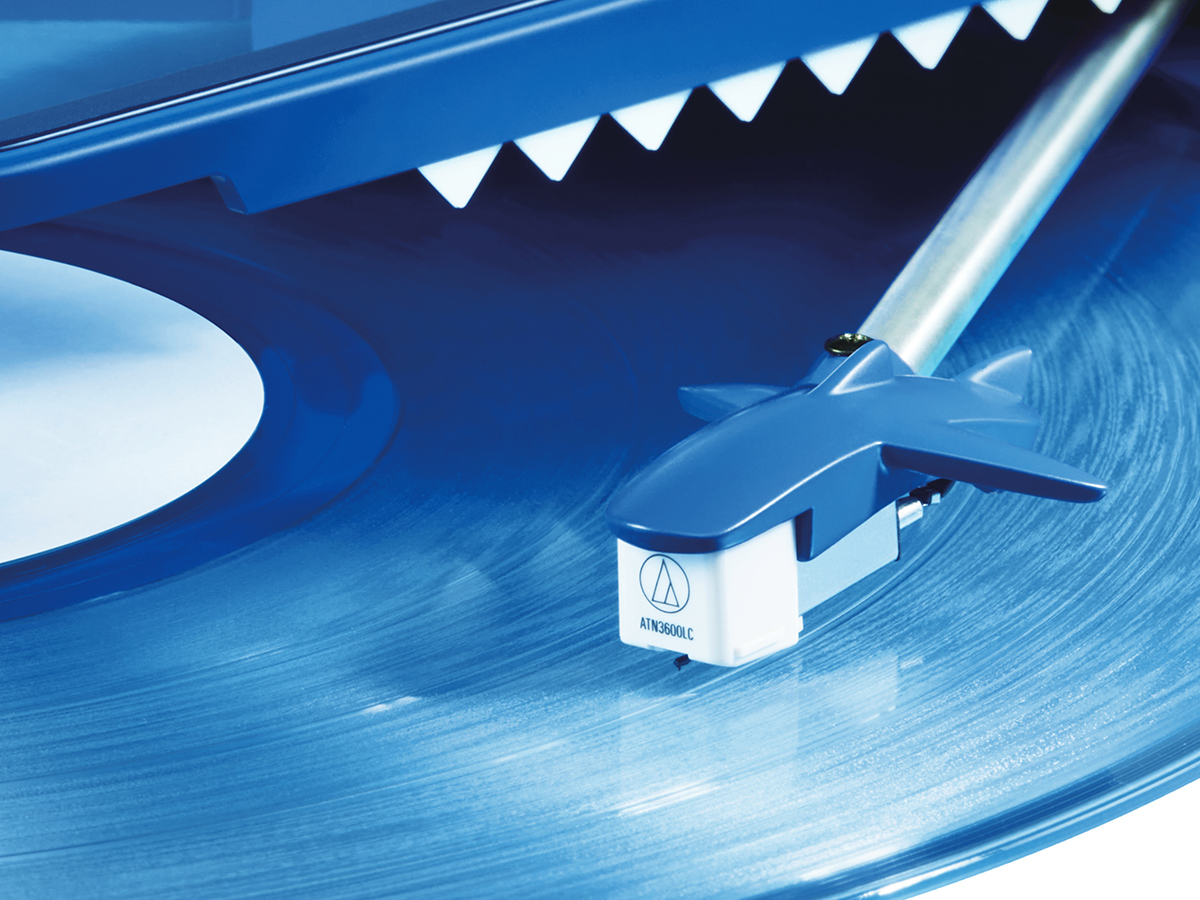 見た目も素材もサメ仕様、ってどういうこと？ いつでもどこでもレコードが楽しめる「SHARK BURGER」