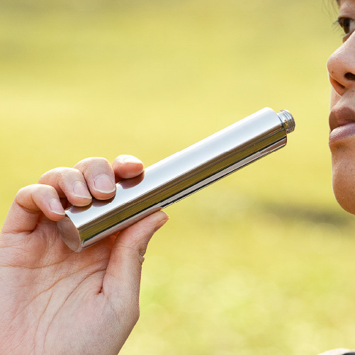 スキットルって一度は憧れたことがあるのでは？ そんな思いを呼び起こす、超コンパクトな携帯用小型ボトル