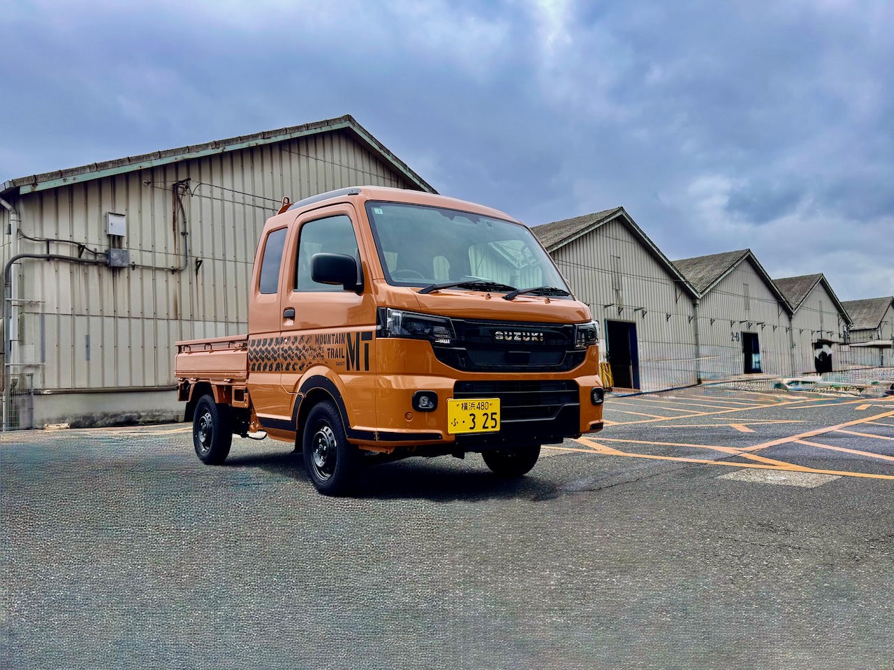 無骨で男前！オレンジ色の車体が目を引く「スーパーキャリイ Xリミテッド」はキャビン拡大で使い勝手も向上