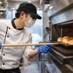 ▲店長自らパンの焼き具合をチェック