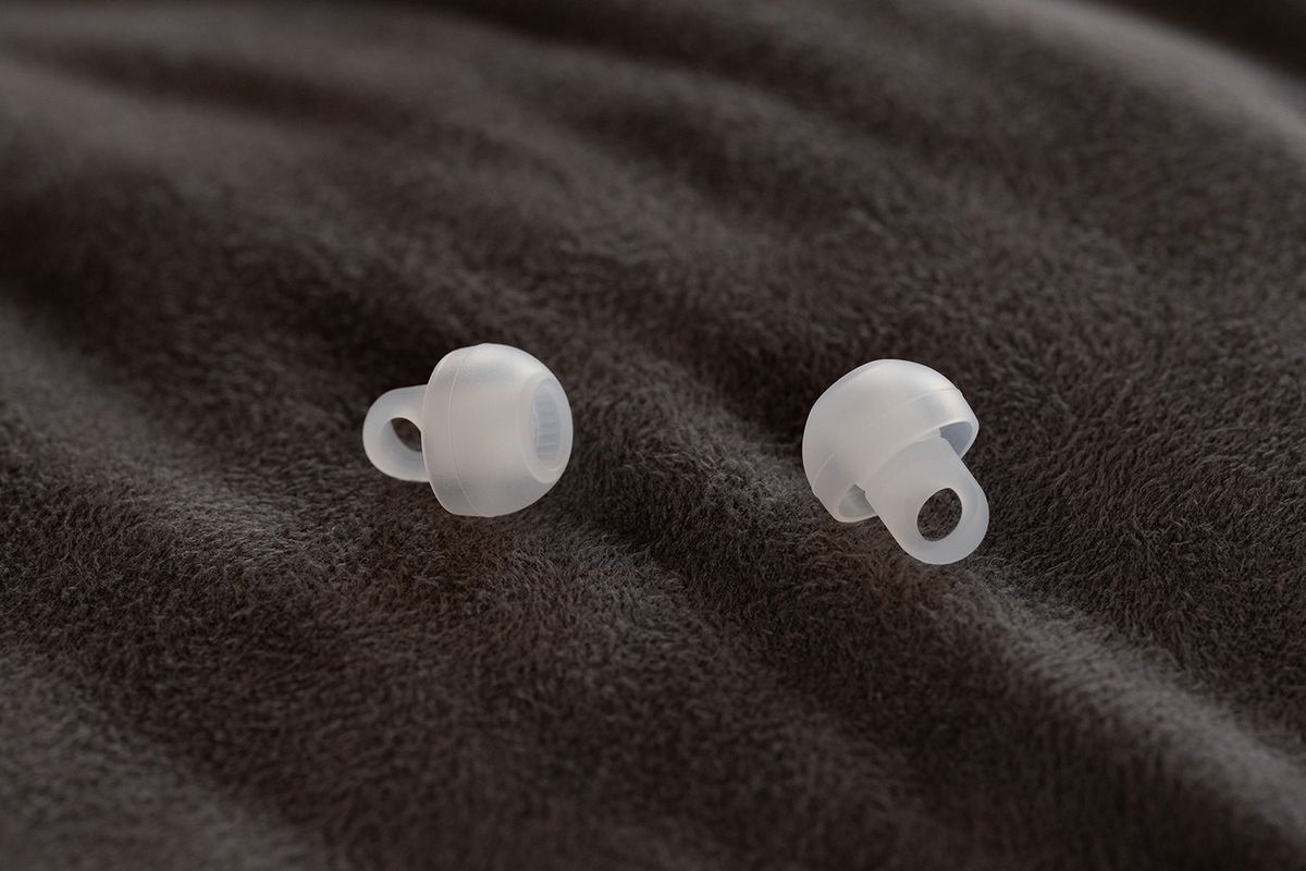 寝る時に雑音が気になるけどイヤホン着けて寝るのは…。そんな人には極小耳栓「横寝」がいいかも