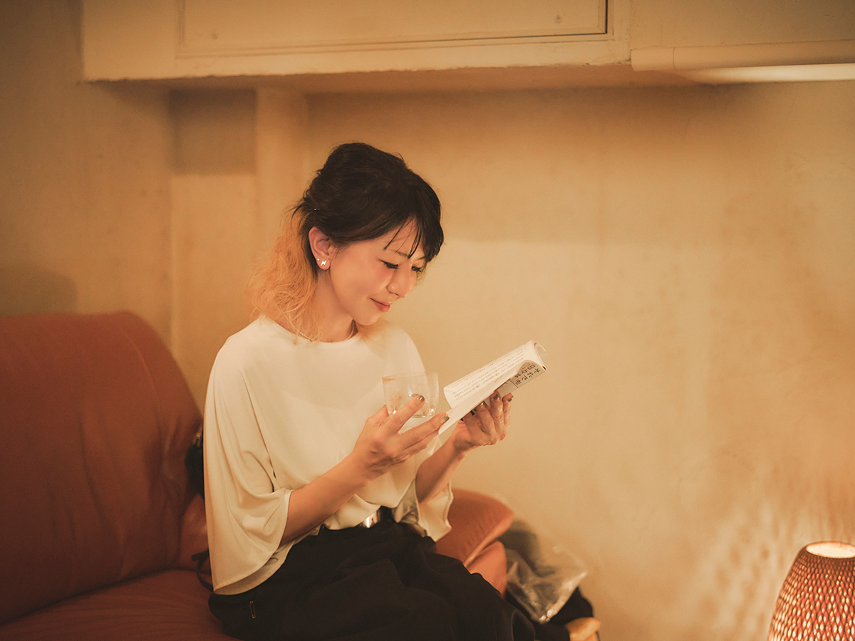 グラスを傾けながら読む本は、どうしてこんなに面白いのだろう。人気作家・西尾 潤、そして『ダ・ヴィンチ』編集長が語る