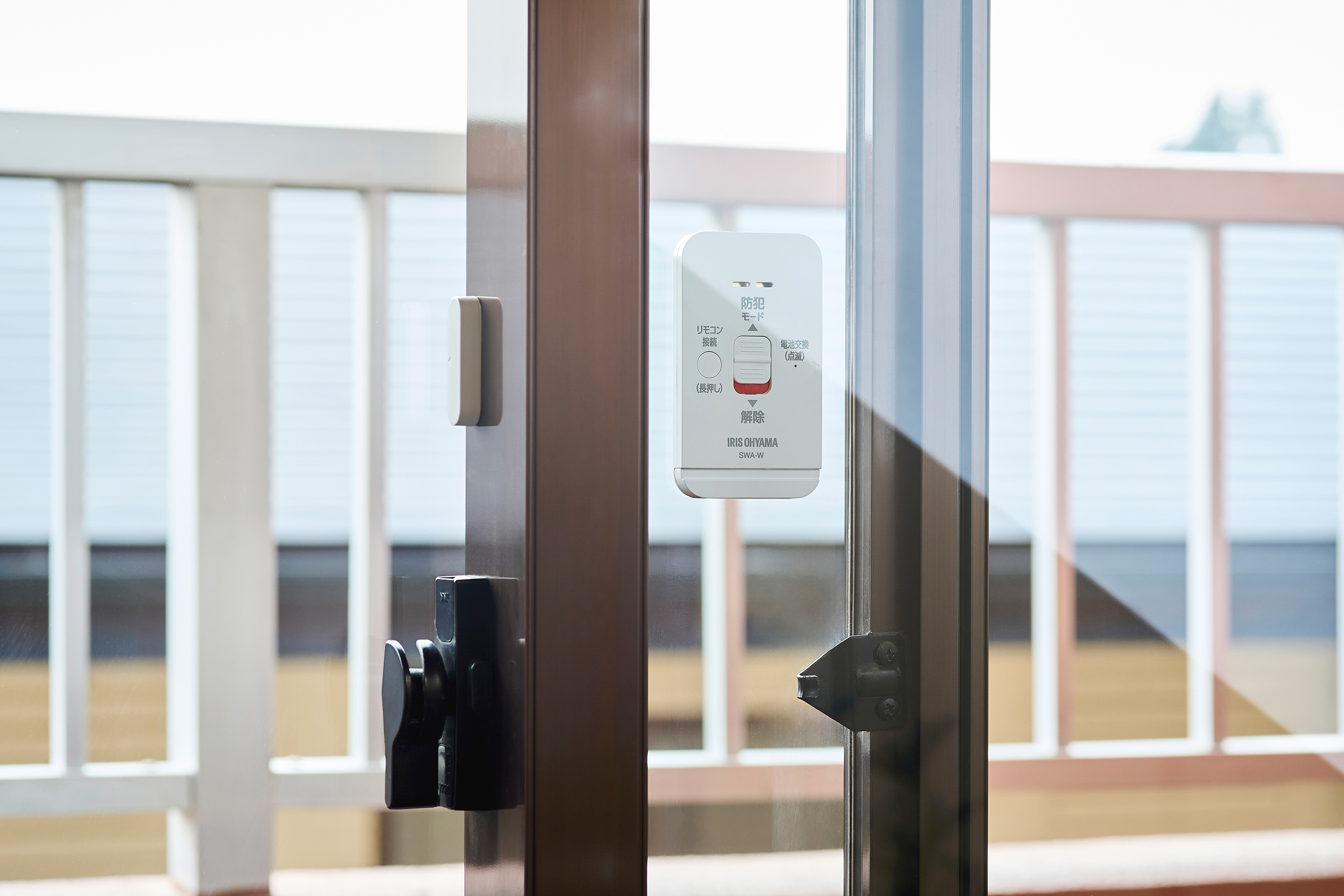 築30年の古い家、大きな窓が不安の種。アイリスオーヤマの「リモコン付き窓用防犯アラーム」を知って思ったこと