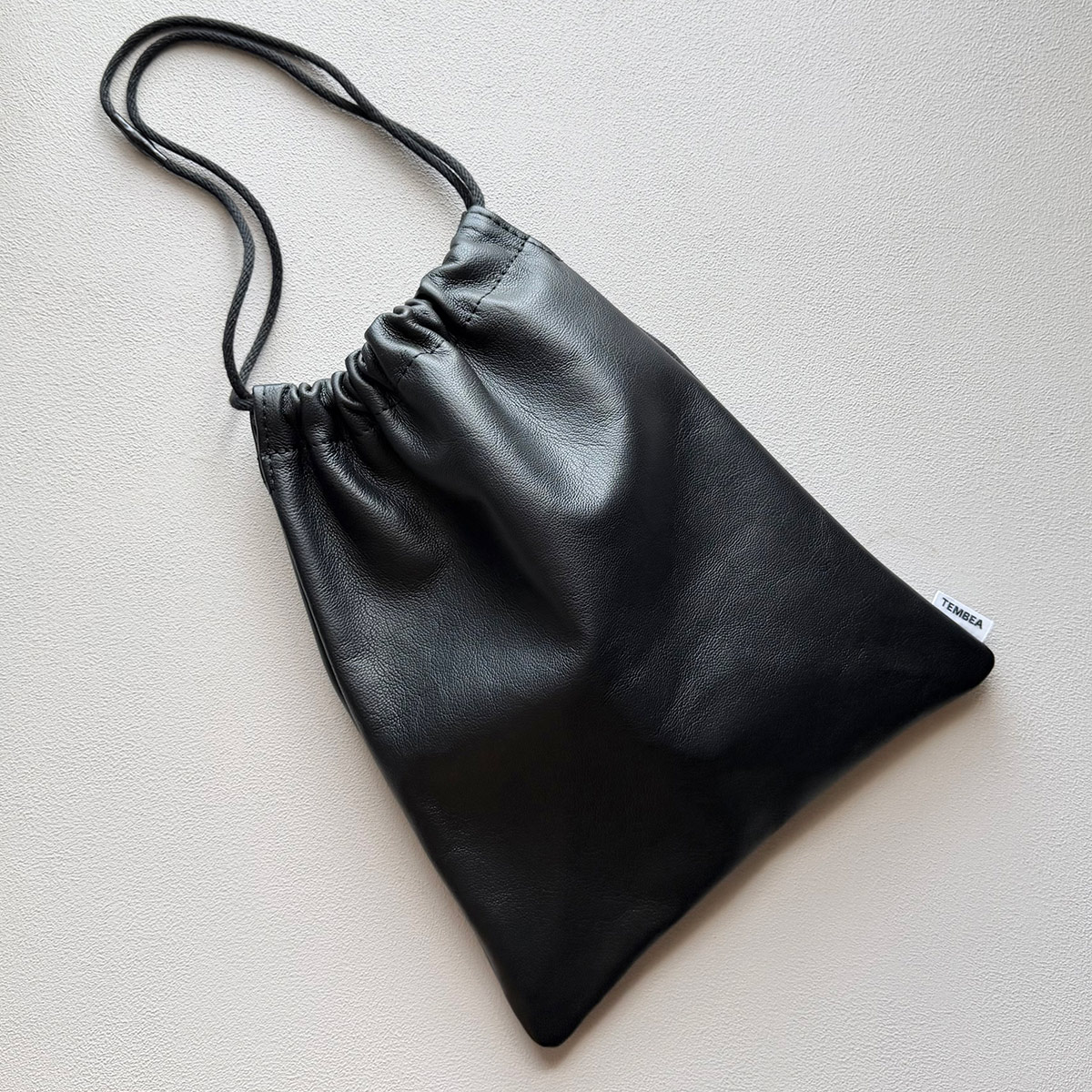 【バッグ迷子から抜け出す考え方とは？】いつもより少しだけおしゃれな雰囲気を纏いたい。初夏の兆しが見えてきた今、頼りたいのはこんなレザーバッグ