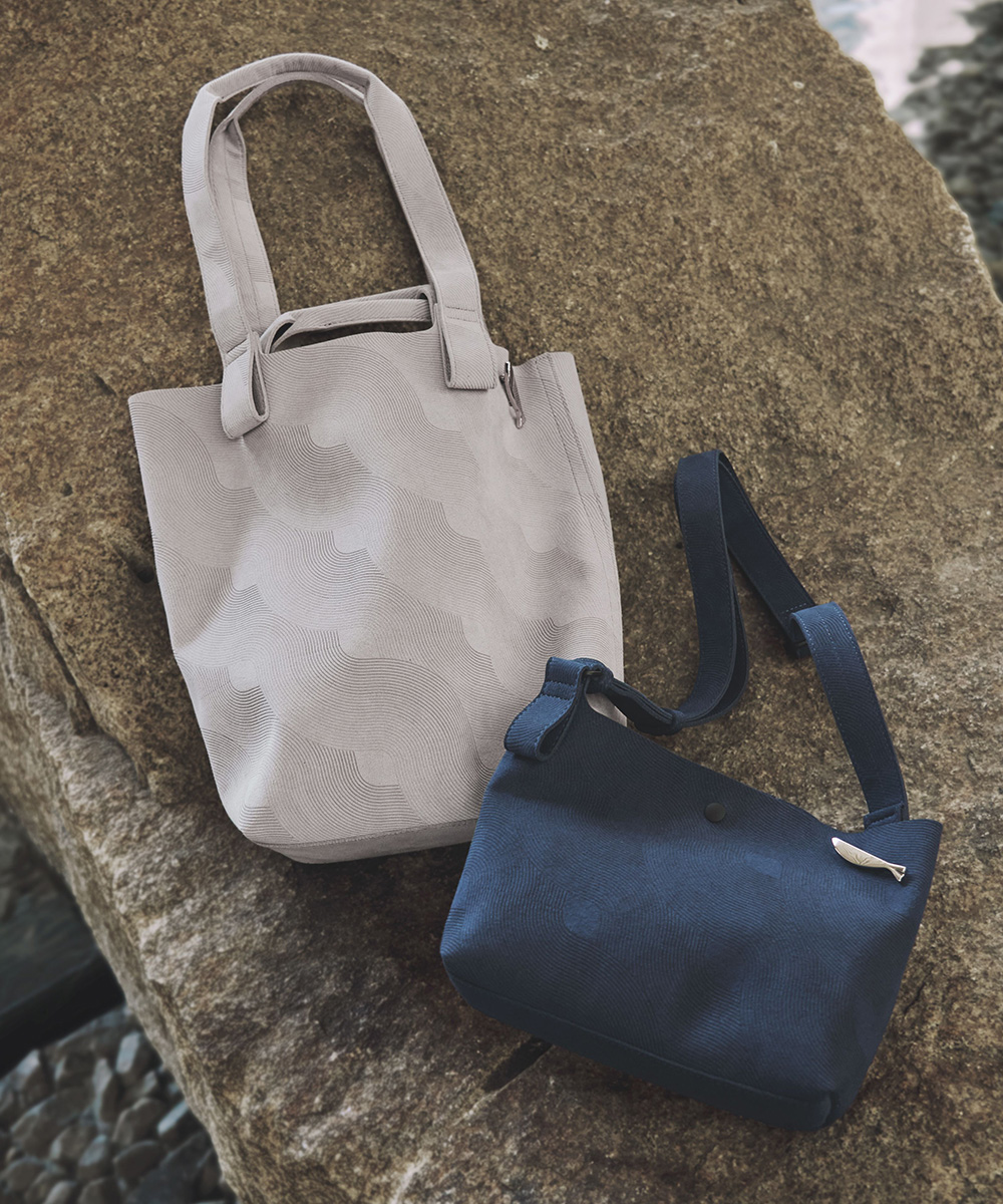 一見するとシンプルなスエードバッグ。でも実は“洗える”!? 土屋鞄の「JAPANMOTIF Nami」は今の季節にぴったり