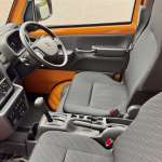 ▲車体色がオレンジだと鉄板が剥き出しでも雰囲気じゅうぶん