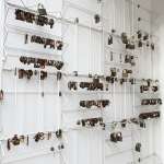 ▲東京・千駄ヶ谷にあるJAM HOME MADE東京店（直営店）の店頭に、無数にぶら下がる南京錠。この多くは、顧客のカップルによるもので「2人のキズナをロックする」意味があると言います