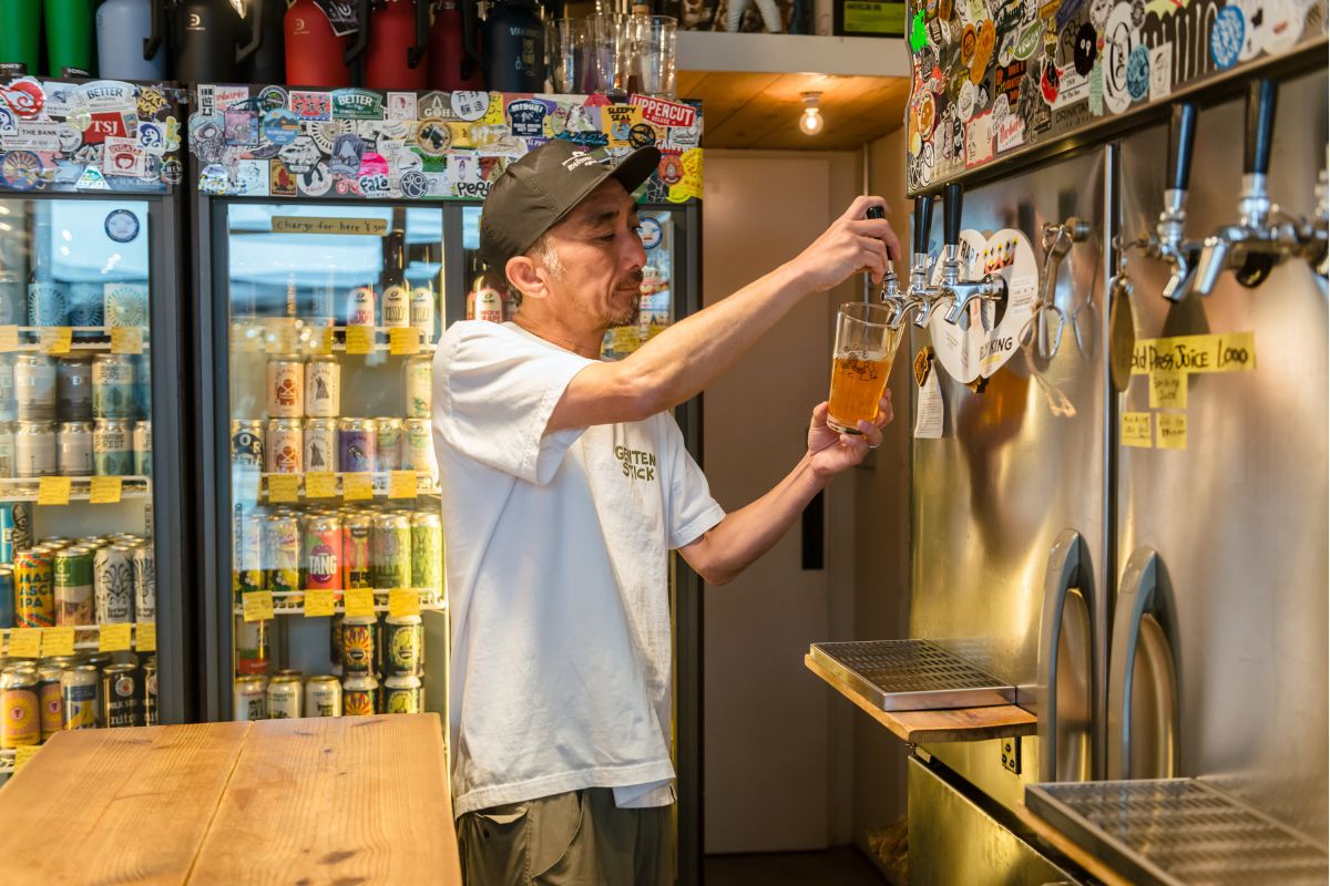 飲む、買う、繋がる。現代の「角打ち」は大人の遊び場！クラフトビールを知って楽しむ鎌倉の『バナバサ』へ