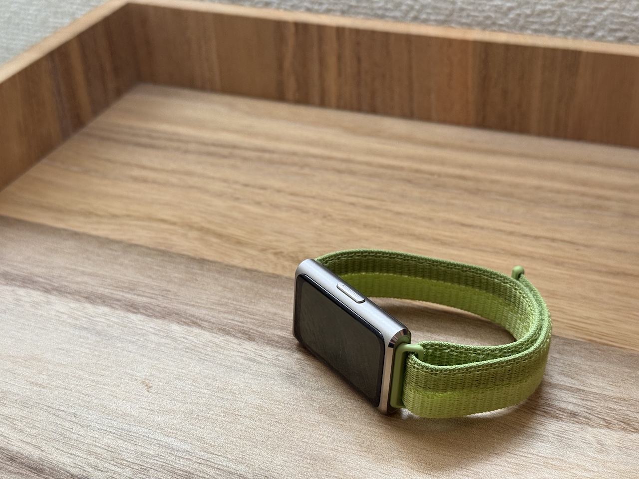 腕から外しているHUAWEI Band 11 Proの筐体の雰囲気