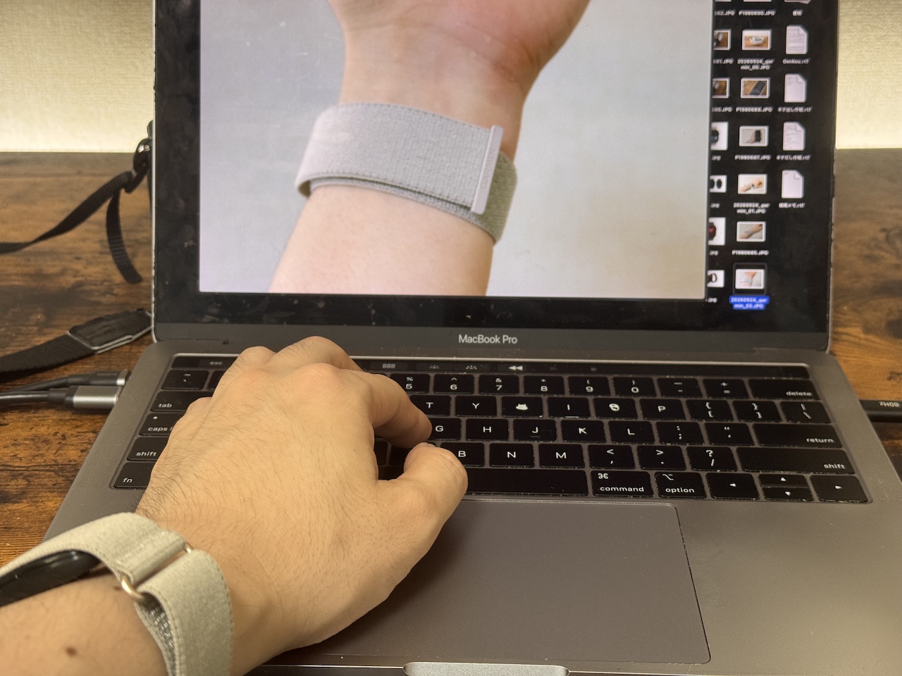 仕事中のCIRQAの装着イメージ