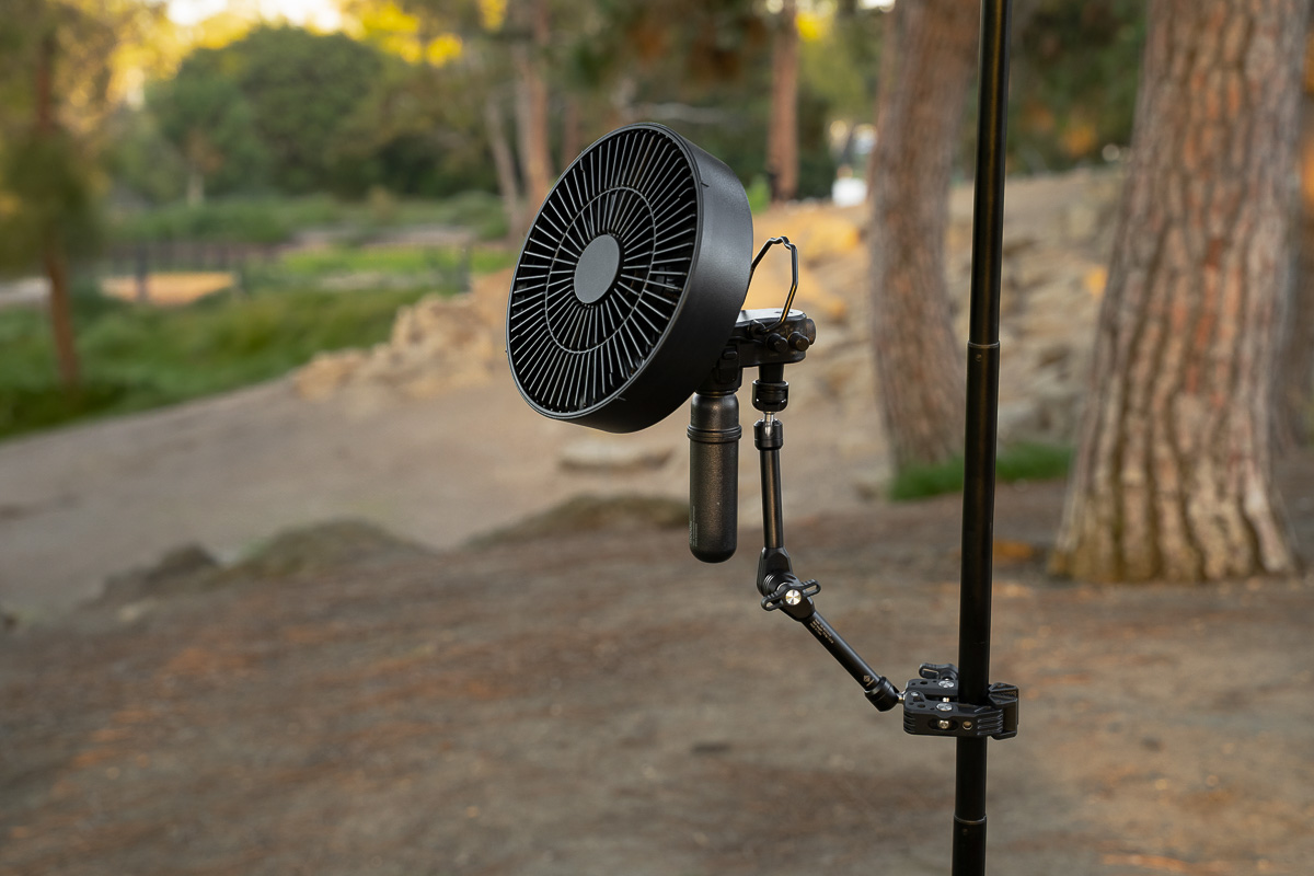キャンプ用のランタンやファンを挟んで設置。ポールからテーブルまで対応する強力クランプ