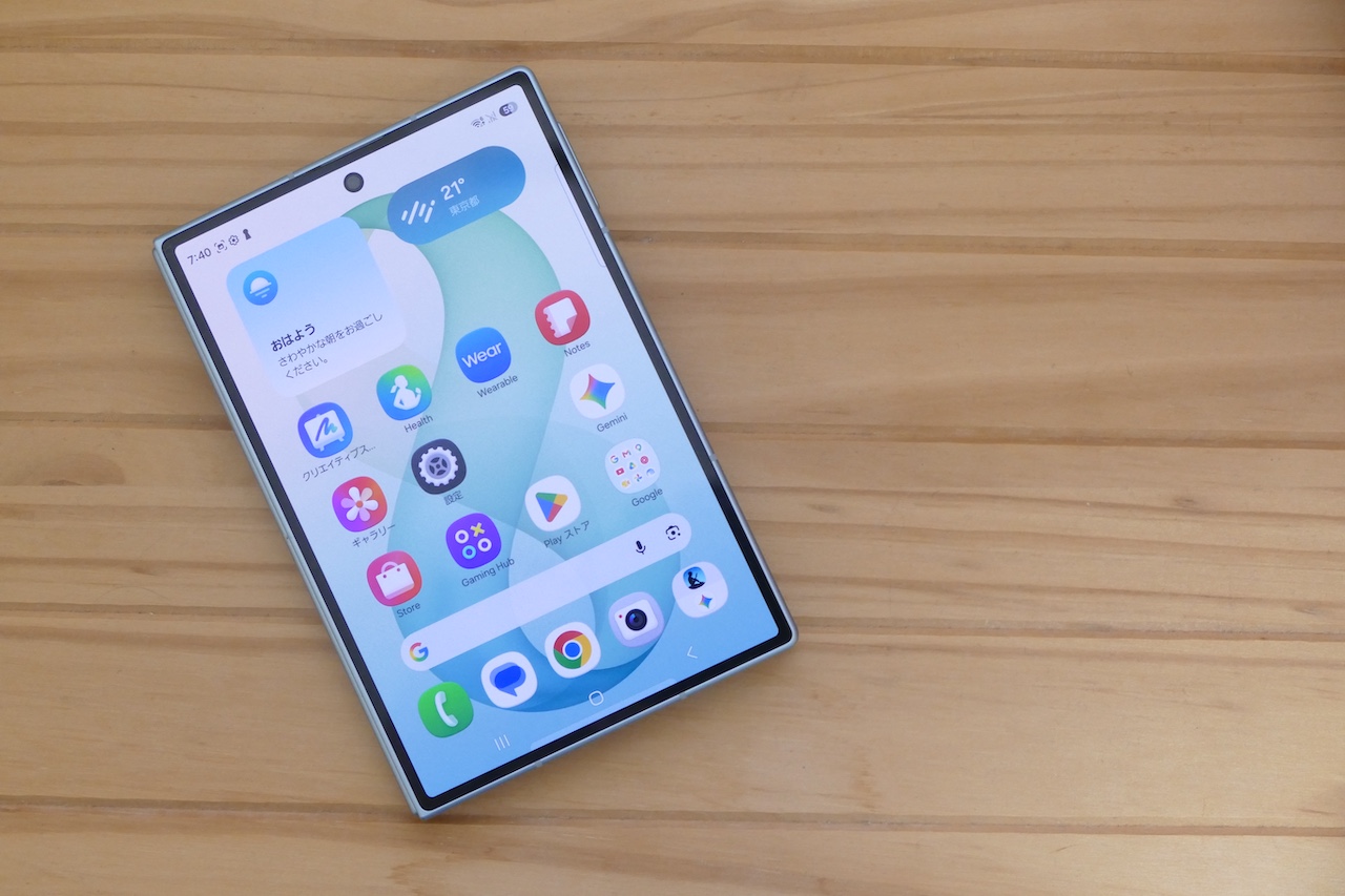 ベッドでダラダラ、漫画とYouTubeを楽しむ。予想通り「Galaxy Z Fold8」ってエンタメにも相性抜群です