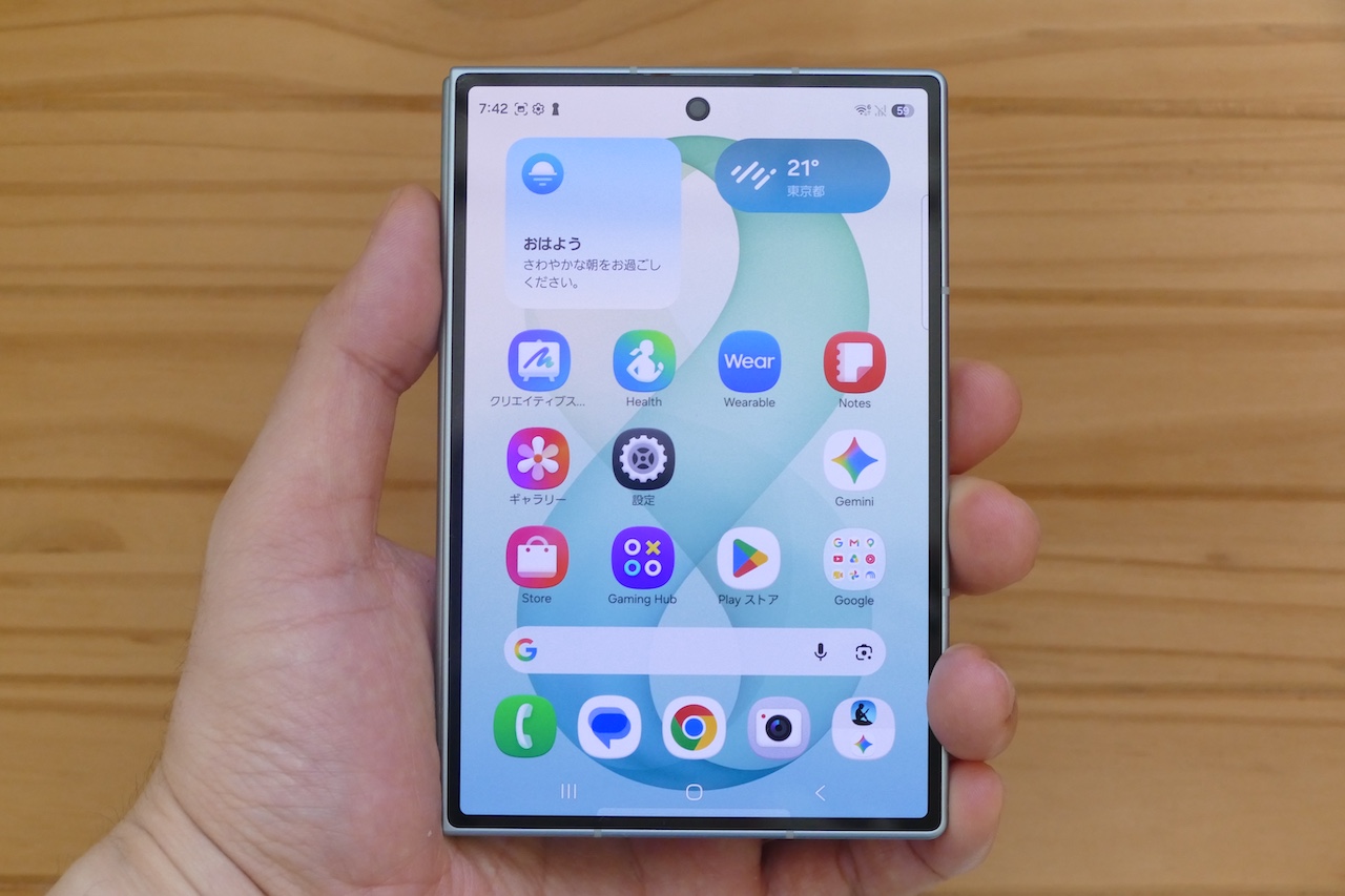 Galaxy Z Fold8（閉じた状態）の手持ち写真