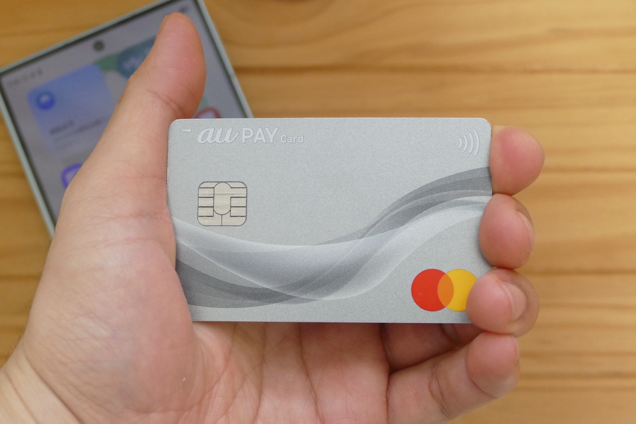 クレジットカードを片手で握ったイメージ