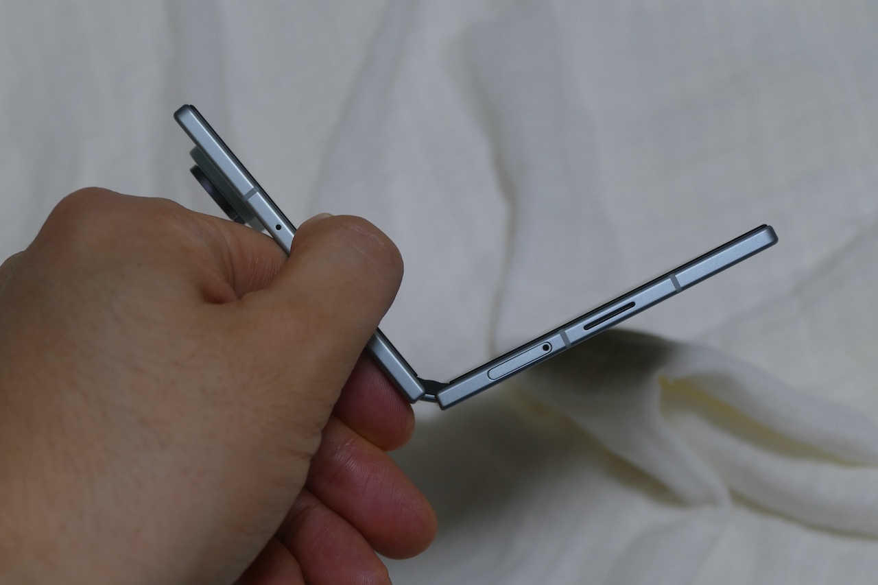 Galaxy Z Fold8のヒンジを90°近くに曲げて固定している様子