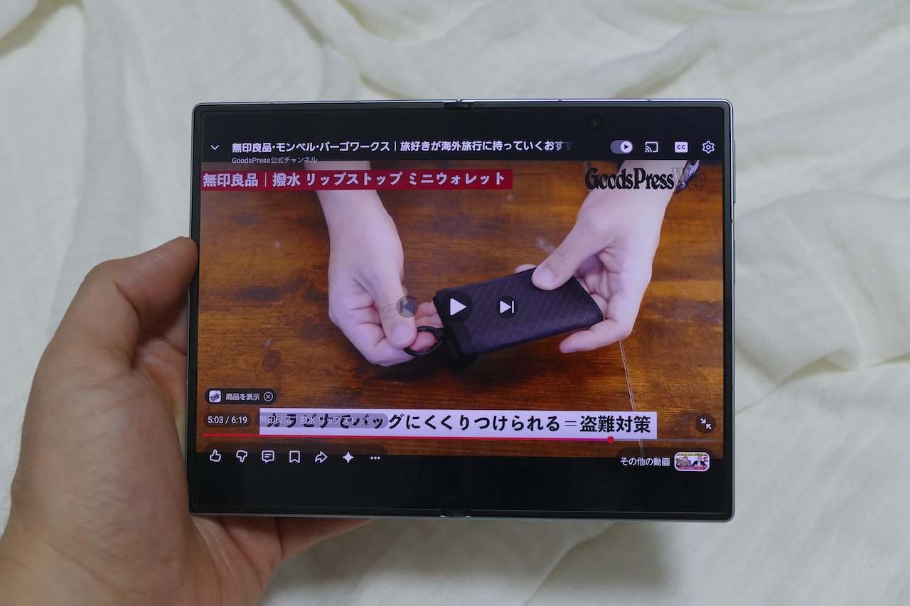 Galaxy Z Fold8でYouTubeを視聴している様子