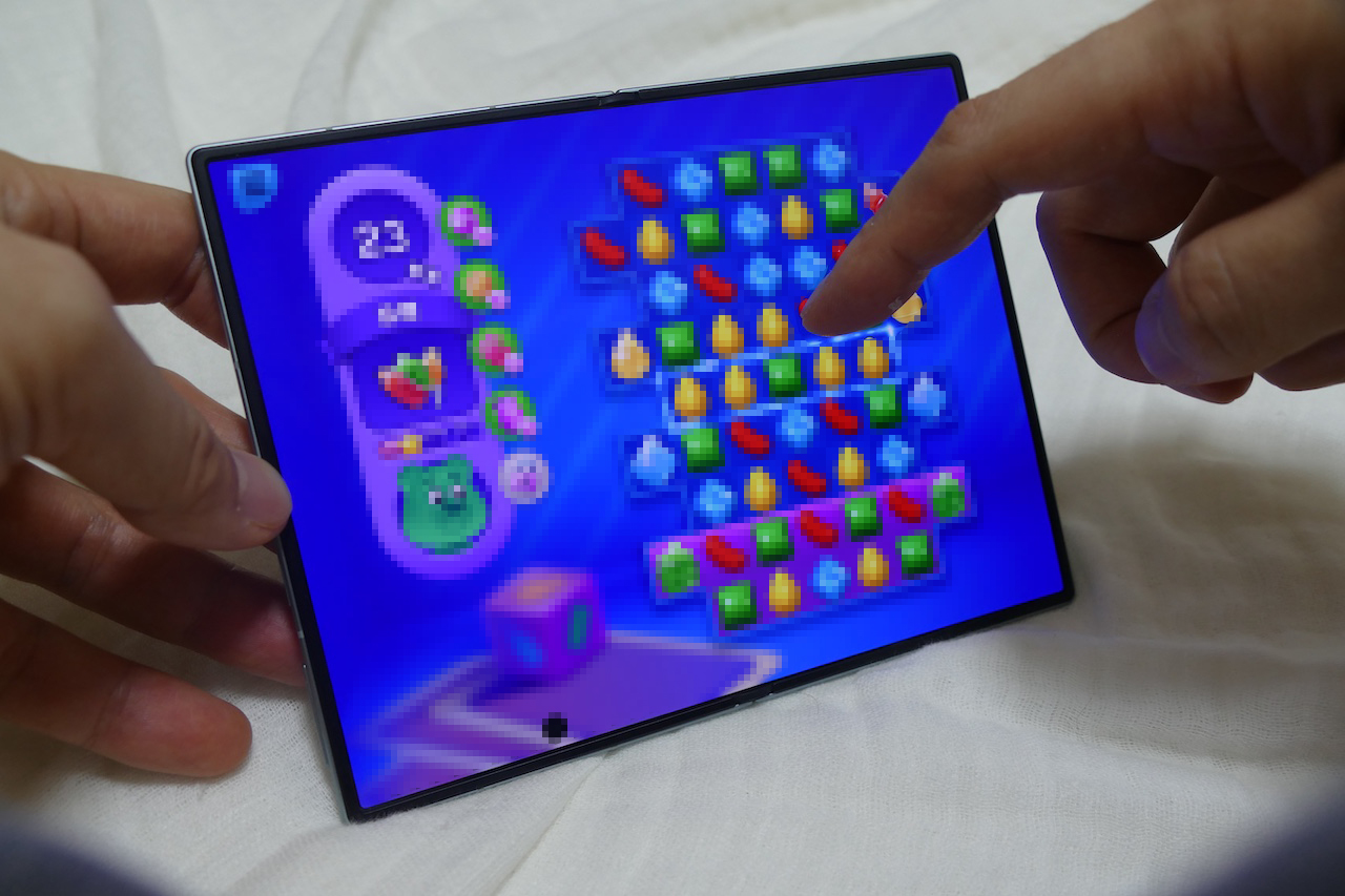 パズルゲームを横向きでプレイしている様子