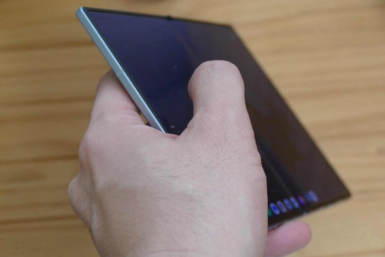 Galaxy Z Fold8を手で持っている様子