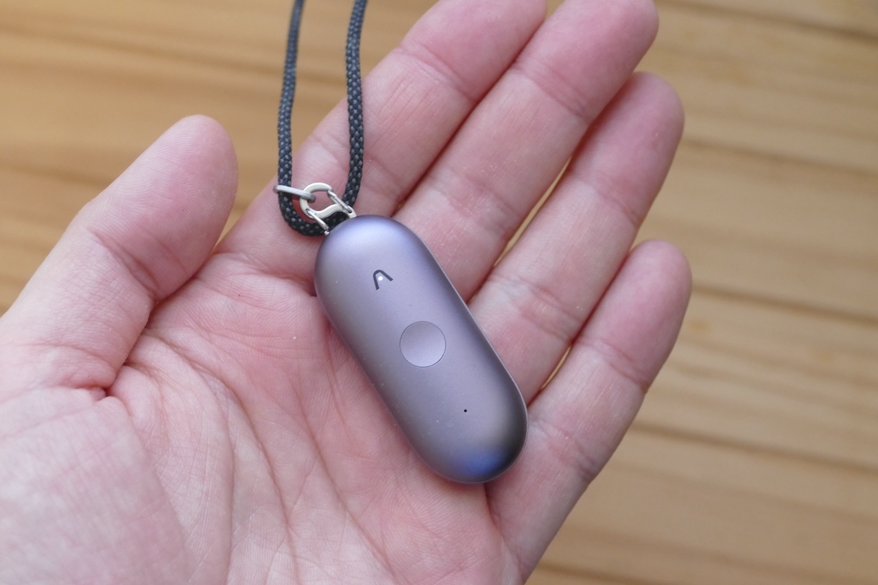 手に持った「Plaud NotePin S」