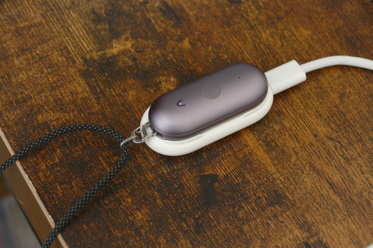 「Plaud NotePin S」を充電している様子