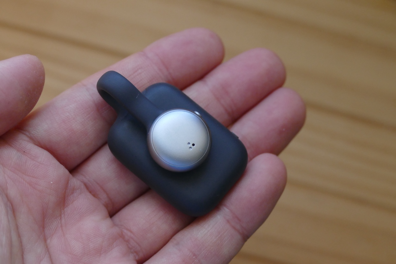 手に持った「SwitchBot AIマインドクリップ」
